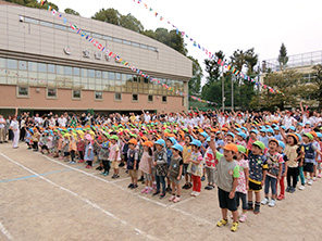 「最年少組　落ち葉遊び」