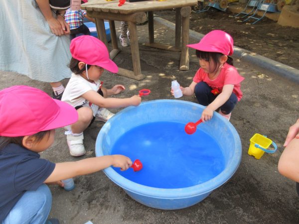 ベストリッチクラブ 色水遊び ５月１７日 | 宝仙学園幼稚園