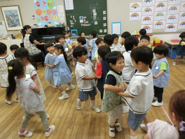 年長組・年中組の仲良しペア交流 5月21日